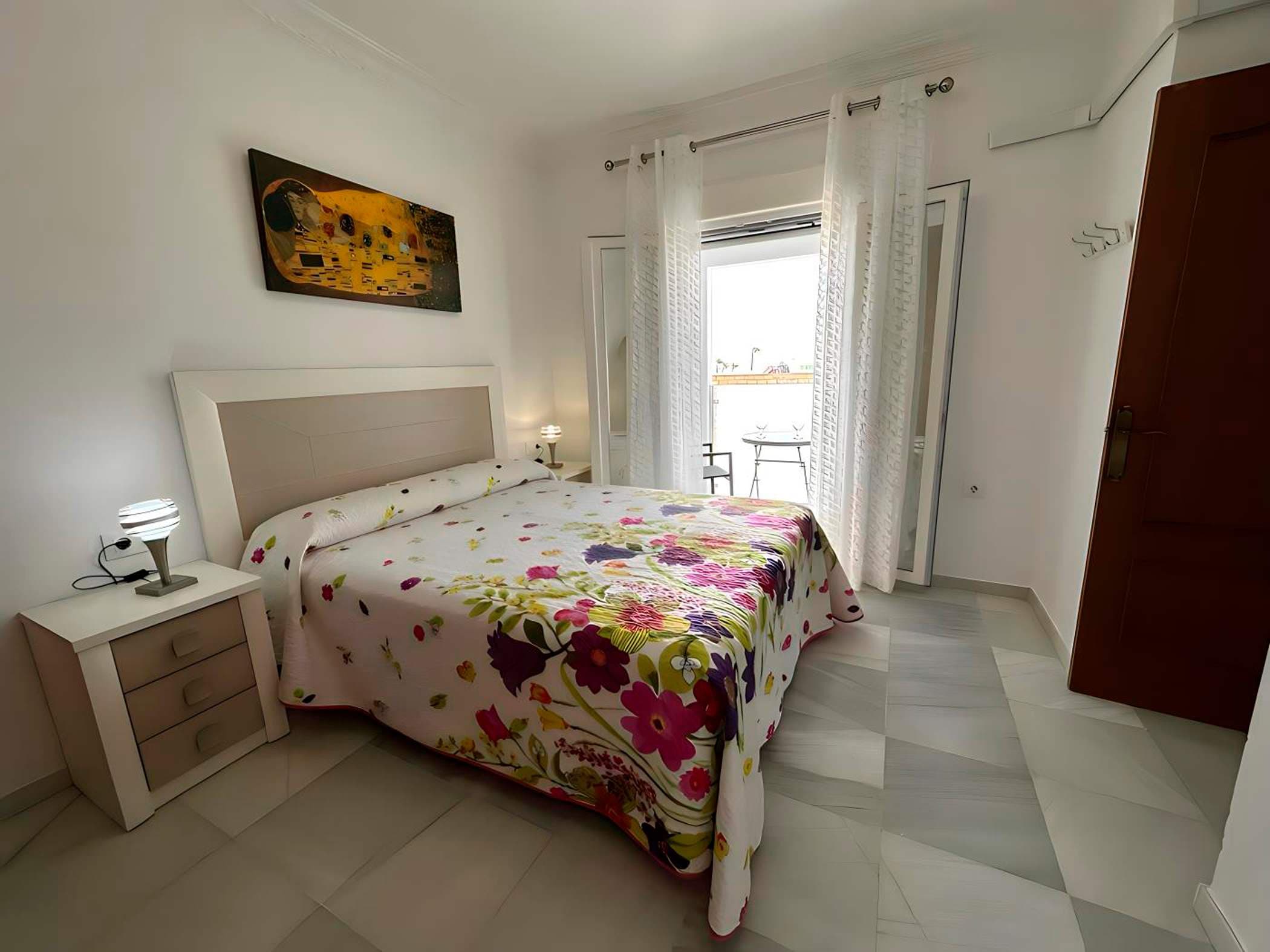 Apartamento con balcon y vistas al mar - image 2