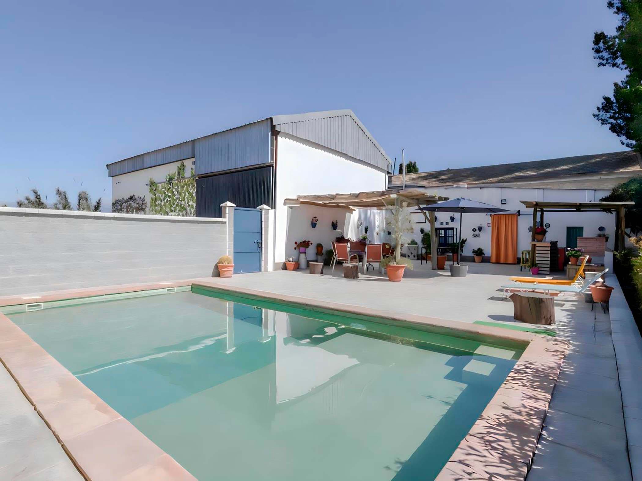 Casa Grande con piscina para familias - image 2