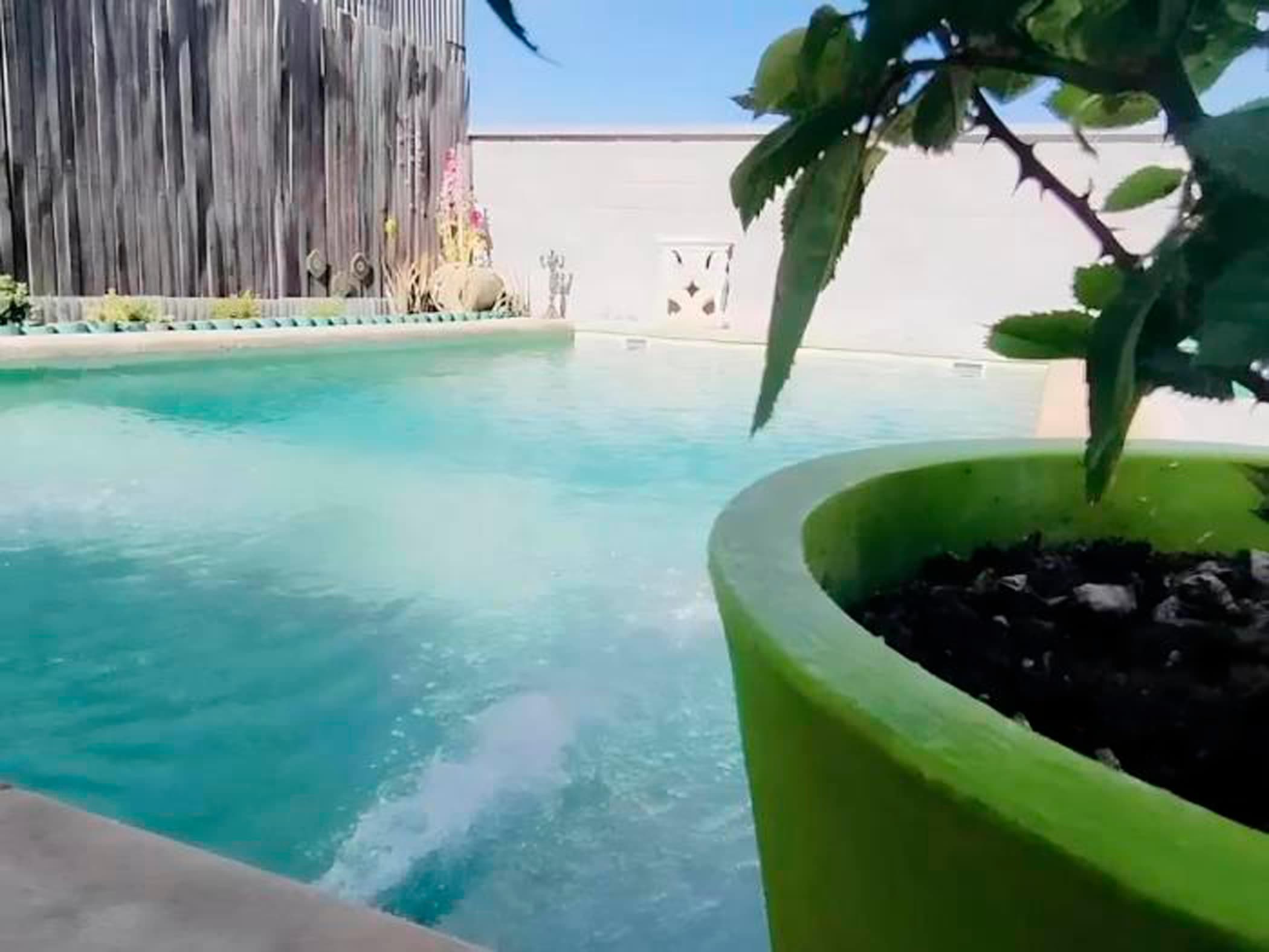 Casa Grande con piscina para familias - image 3