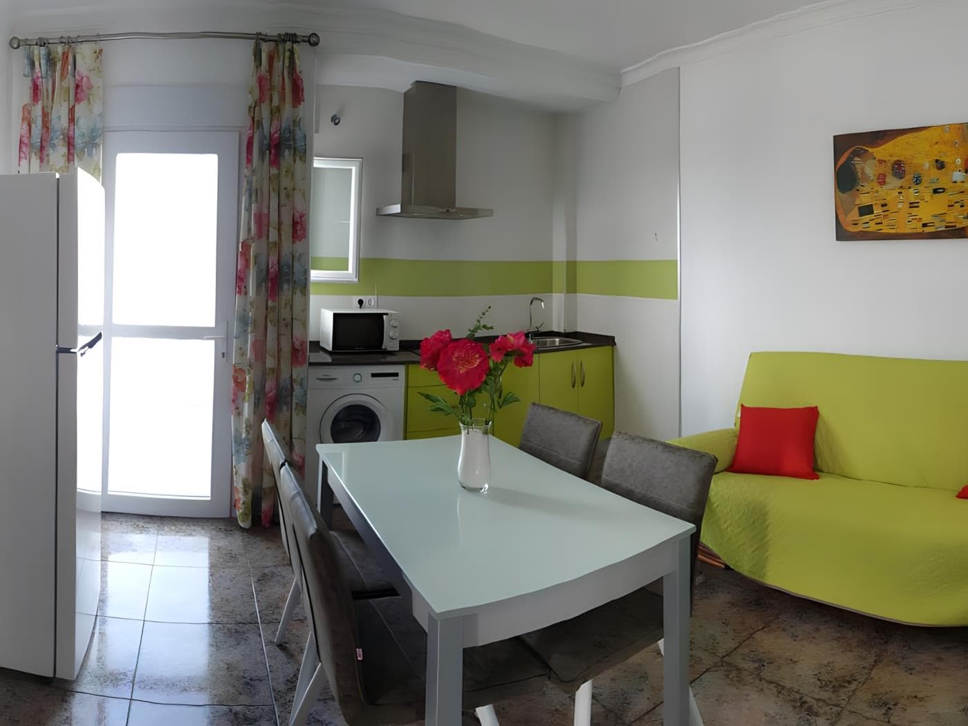 Apartamento con terraza y vistas al mar solo familias y parejas - image 3