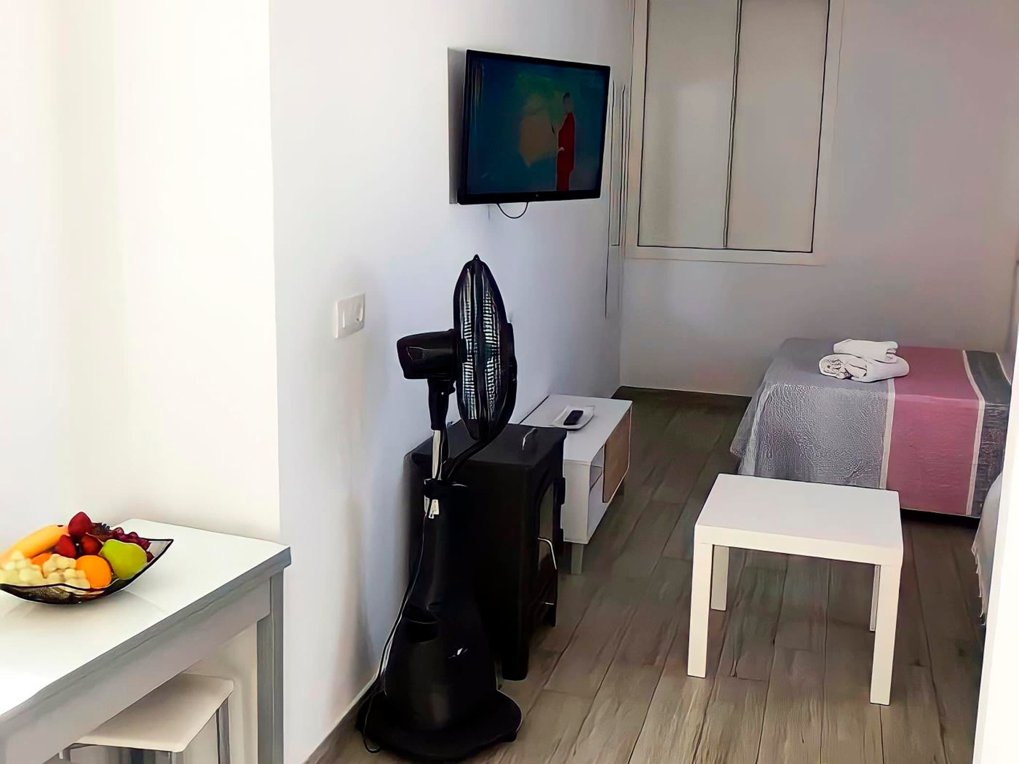 Estudio con terraza para familias y parejas-B - image 3