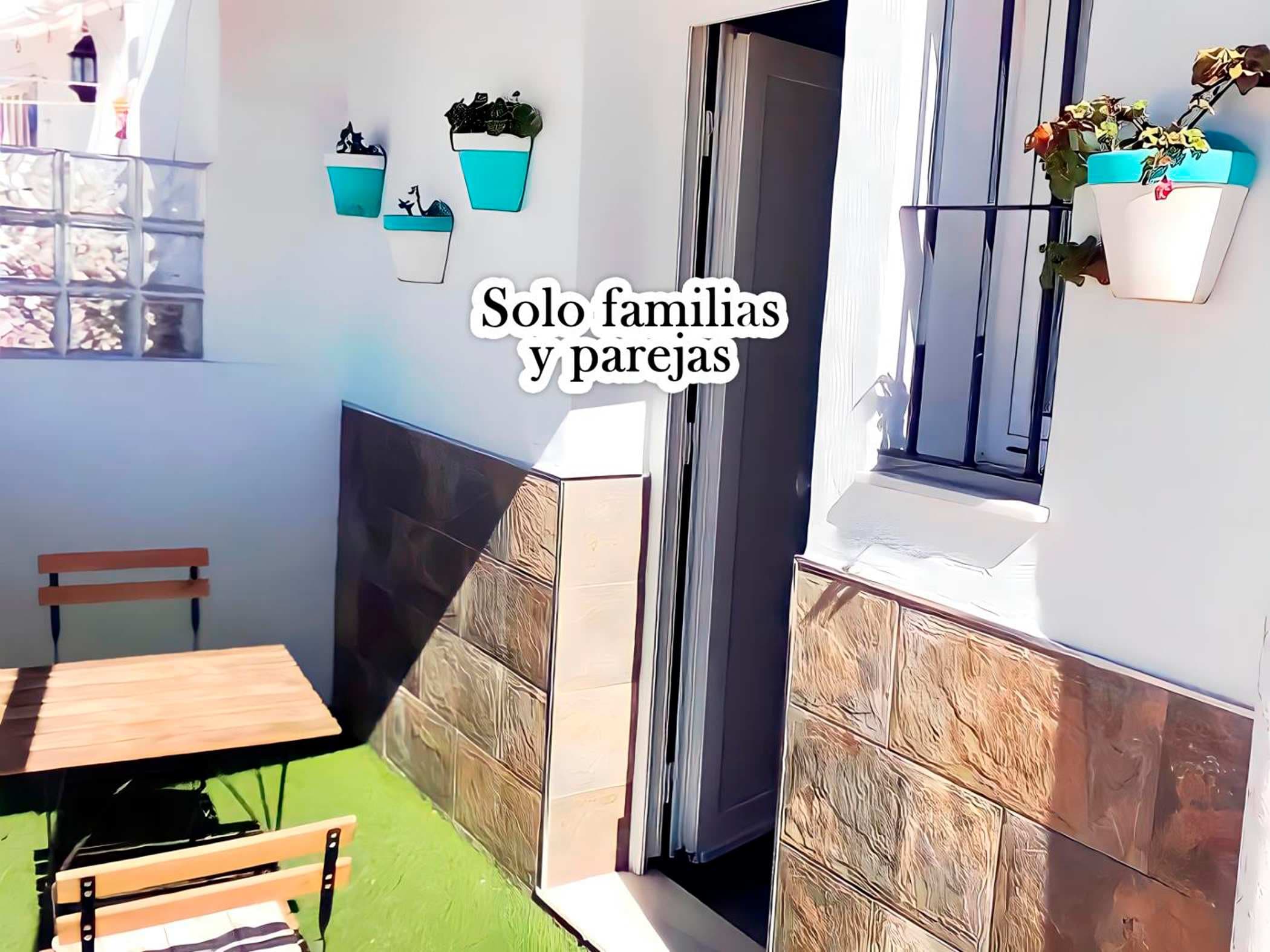 Estudio con terraza para familias y parejas-B - image 1