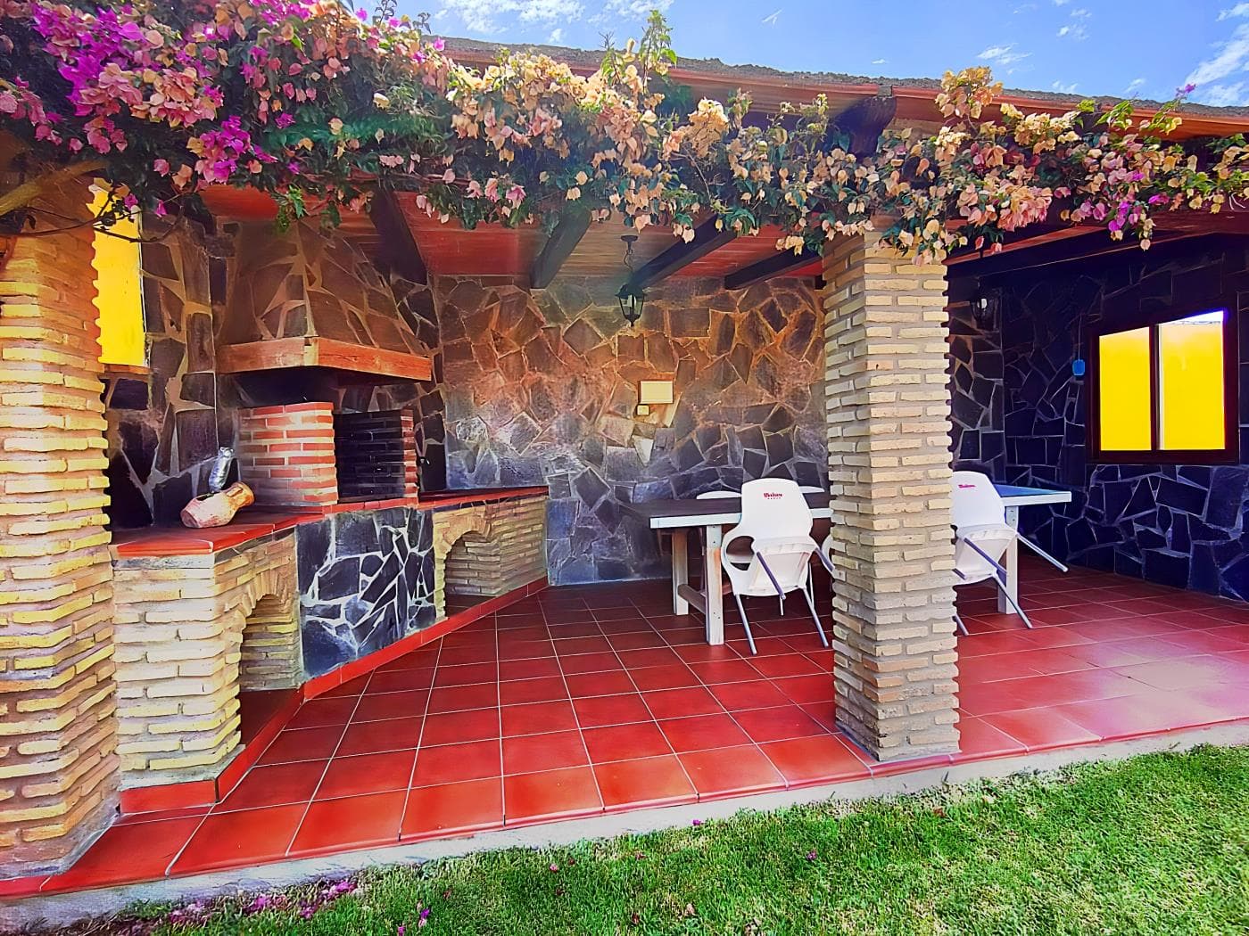 Chalet de dos plantas con jardín - image 1