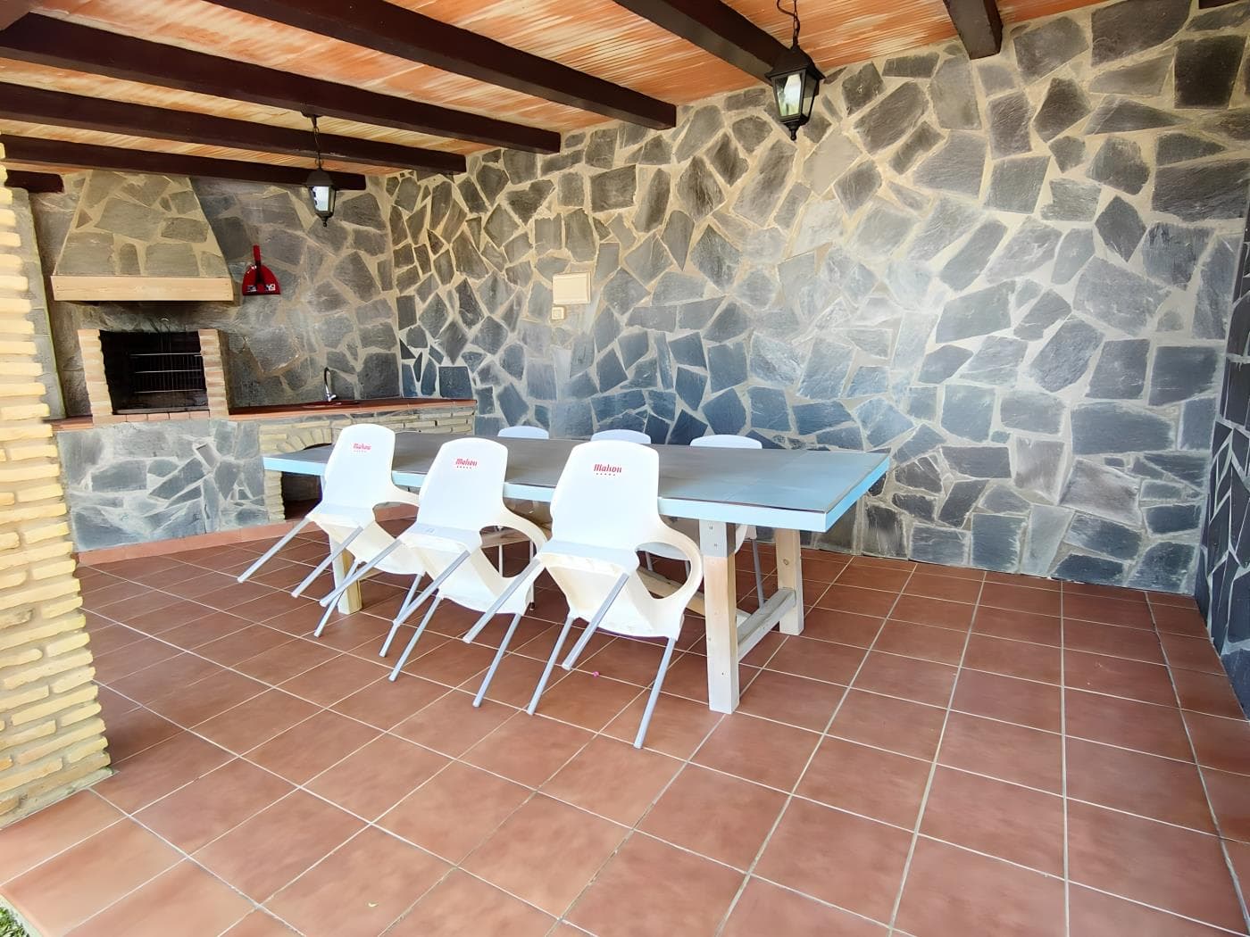 Chalet de dos plantas con jardín - image 2