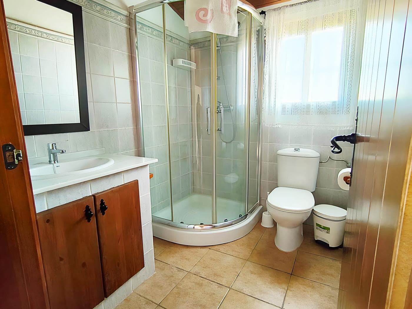 Chalet de dos plantas con jardín - image 3