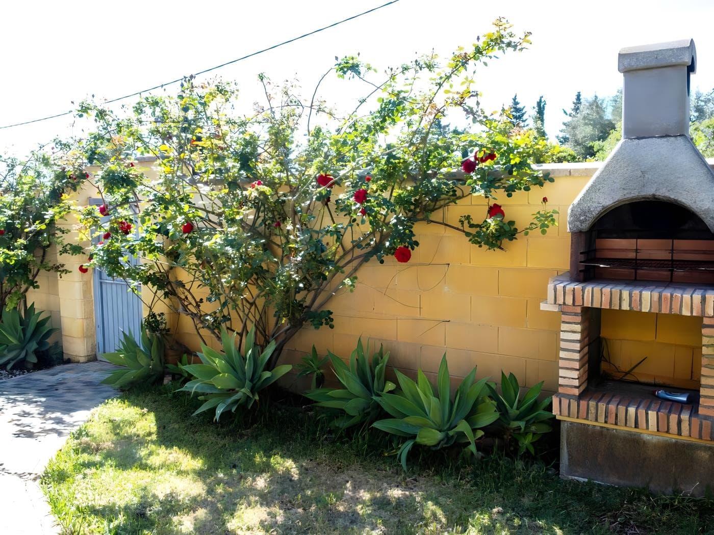 Chalet con piscina privada solo familias y parejas - image 3