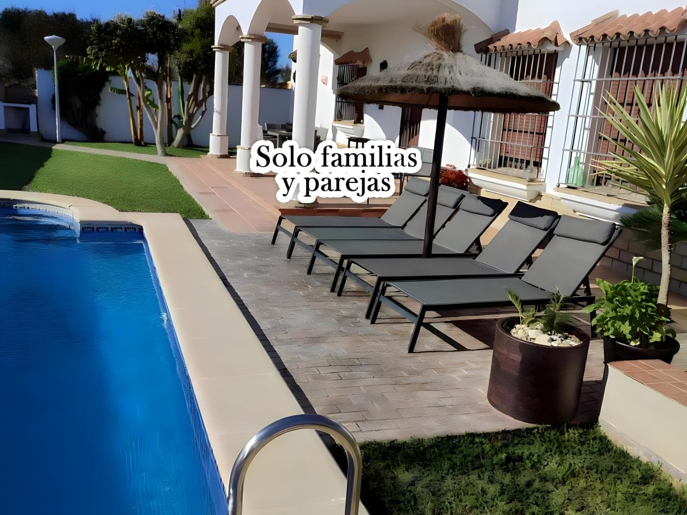 Chalet grande con Piscina para Parejas y Familias - image 2