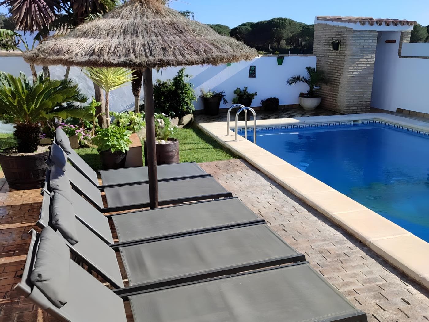 Chalet grande con Piscina para Parejas y Familias - image 3